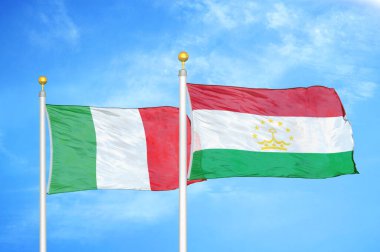 İtalya ve Tacikistan bayrak direkleri ve mavi bulutlu arka planda iki bayrak