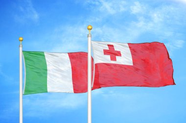 İtalya ve Tonga bayrak direkleri ve mavi bulutlu arka planda iki bayrak