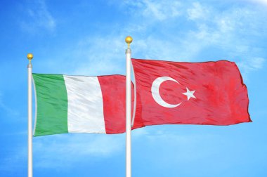 İtalya ve Türkiye bayrak direkleri ve mavi bulutlu arka planda iki bayrak