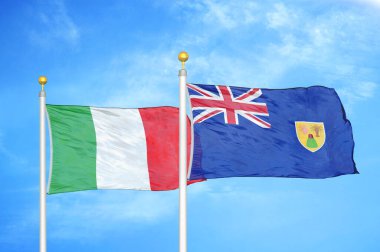 İtalya, Türkler ve Caicos Adaları bayrak direkleri ve mavi bulutlu arka planda iki bayrak