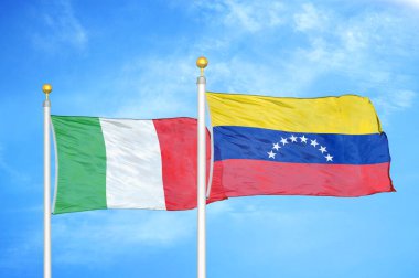 İtalya ve Venezuela bayrak direkleri ve mavi bulutlu arka planda iki bayrak