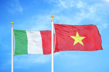 İtalya ve Vietnam bayrak direkleri ve mavi bulutlu arka planda iki bayrak