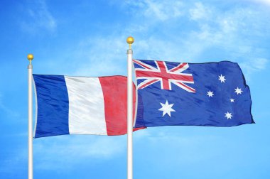 Fransa ve Avustralya bayrak direkleri ve mavi bulutlu arka planda iki bayrak