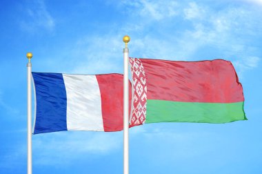 Fransa ve Belarus bayrak direkleri ve mavi bulutlu arka planda iki bayrak