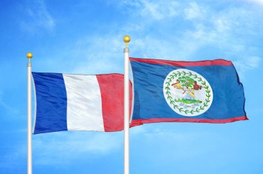Fransa ve Belize bayrak direkleri üzerinde iki bayrak ve mavi bulutlu arka plan