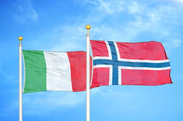 Italien Und Norwegen Zwei Flaggen Auf Fahnenmasten Und Blauer Bewölkter — Stockfoto