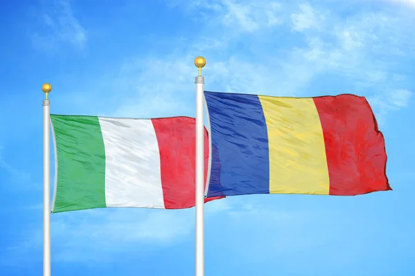 Itália Roménia Duas Bandeiras Postes Bandeira Azul Céu Nublado Fundo — Fotografia de Stock