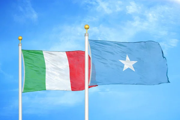 Italia Somalia Dos Banderas Sobre Asta Bandera Fondo Azul Cielo — Foto de Stock
