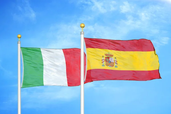 이탈리아와 스페인 깃대에 구름낀 배경에 — 스톡 사진