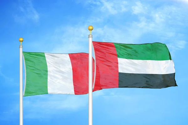 Italia Emiratos Árabes Unidos Dos Banderas Sobre Asta Bandera Fondo — Foto de Stock