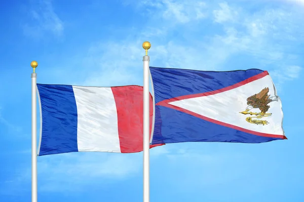 Francia Samoa Americane Due Bandiere Pennoni Cielo Azzurro Nuvoloso Sfondo — Foto Stock