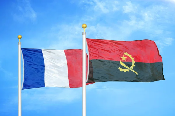 フランスとアンゴラの旗竿と青空の背景に2つの旗 — ストック写真