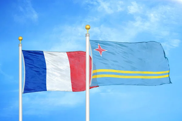 Frankrike Och Aruba Två Flaggor Flaggstänger Och Blå Molnigt Himmel — Stockfoto