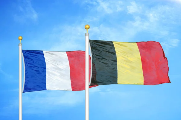 França Bélgica Duas Bandeiras Postes Bandeira Azul Céu Nublado Fundo — Fotografia de Stock