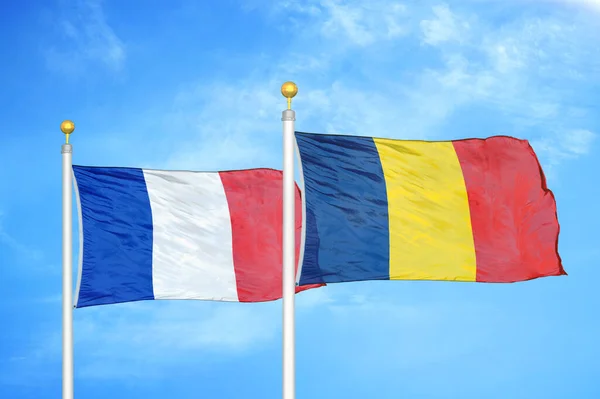 Francia Chad Dos Banderas Sobre Asta Bandera Fondo Azul Cielo — Foto de Stock