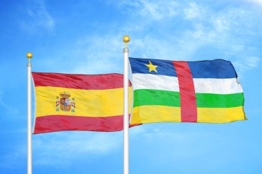 İspanya ve Orta Afrika Cumhuriyeti bayrak direkleri ve mavi bulutlu arka planda iki bayrak