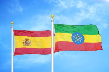 İspanya ve Etiyopya bayrak direkleri ve mavi bulutlu arka planda iki bayrak