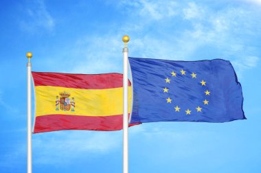 İspanya ve Avrupa Birliği bayrak direkleri ve mavi bulutlu arka planda iki bayrak