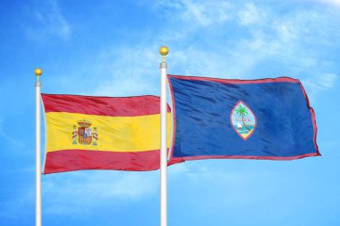 İspanya ve Guam bayrak direkleri ve mavi bulutlu arka planda iki bayrak