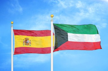 İspanya ve Kuveyt bayrak direkleri üzerinde iki bayrak ve mavi bulutlu arka plan