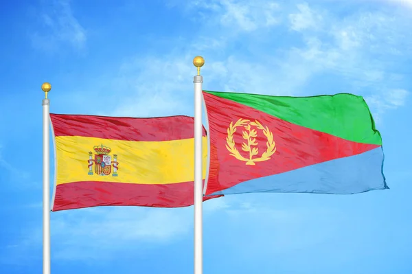 España Eritrea Dos Banderas Sobre Asta Bandera Fondo Azul Cielo — Foto de Stock