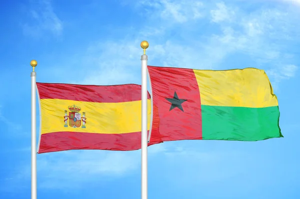 España Guinea Bissau Dos Banderas Sobre Asta Bandera Fondo Azul — Foto de Stock