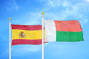 İspanya ve Madagaskar bayrak direkleri ve mavi bulutlu arka planda iki bayrak