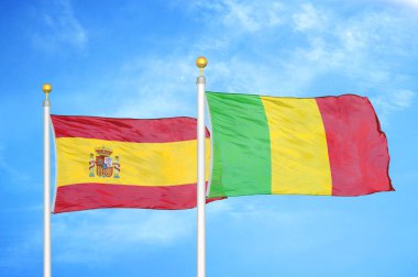 İspanya ve Mali bayrak direkleri üzerinde iki bayrak ve mavi bulutlu arka plan