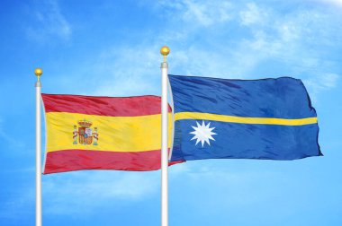 İspanya ve Nauru bayrak direkleri ve mavi bulutlu arka planda iki bayrak