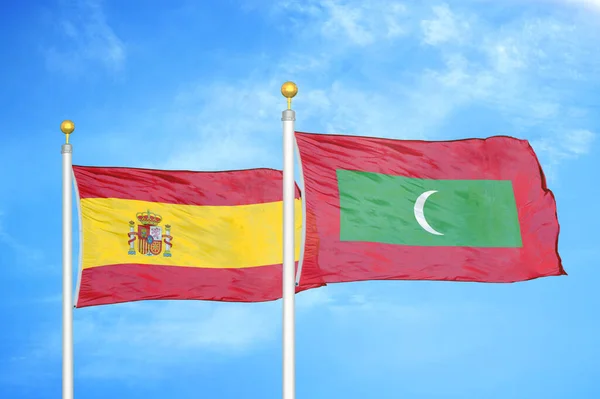 España Maldivas Dos Banderas Sobre Asta Bandera Fondo Azul Cielo — Foto de Stock