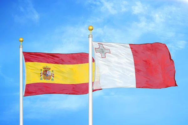 Испания Мальта Два Флага Флагштоках Голубом Облачном Фоне Неба — стоковое фото