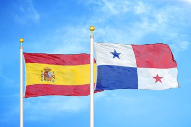 İspanya ve Panama bayrak direkleri üzerinde iki bayrak ve mavi bulutlu arka plan