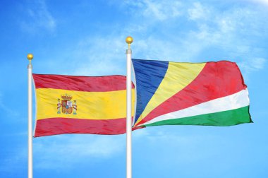 İspanya ve Seyşeller bayrak direkleri ve mavi bulutlu arka planda iki bayrak