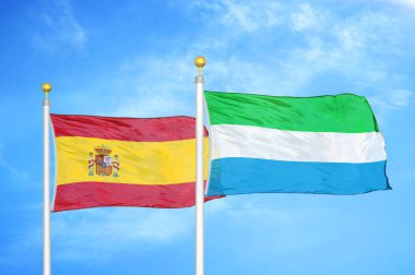 İspanya ve Sierra Leone bayrak direkleri ve mavi bulutlu arka planda iki bayrak
