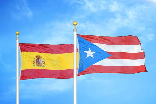 España Puerto Rico Dos Banderas Sobre Asta Bandera Fondo Azul — Foto de Stock
