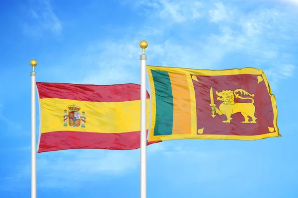 Espanha Sri Lanka Duas Bandeiras Postes Bandeira Azul Céu Nublado — Fotografia de Stock