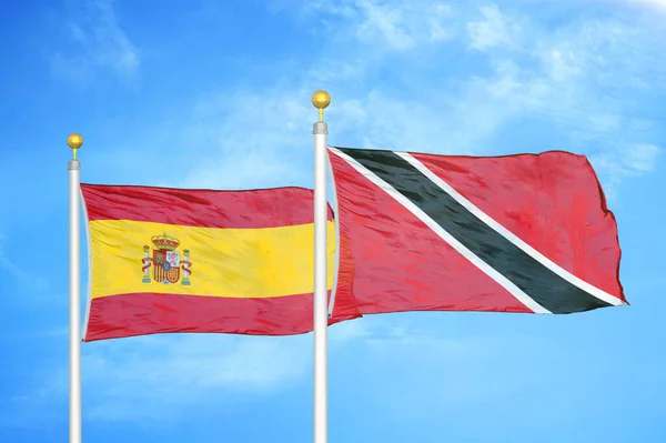 España Trinidad Tobago Dos Banderas Sobre Asta Bandera Fondo Azul — Foto de Stock