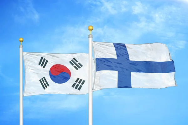 Corea Del Sud Finlandia Due Bandiere Pennoni Cielo Azzurro Nuvoloso — Foto Stock