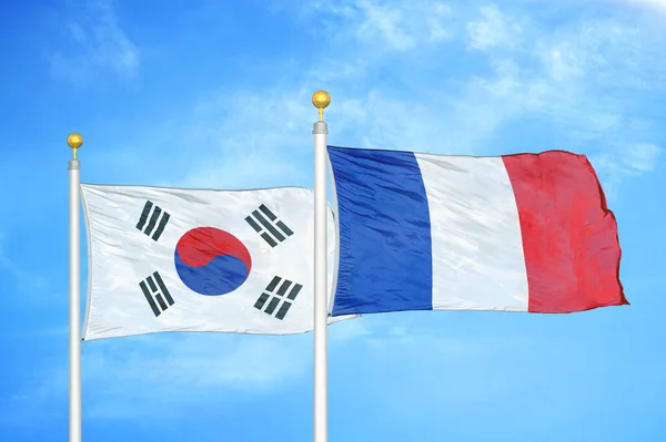 Corea Del Sud Francia Due Bandiere Pennoni Cielo Azzurro Nuvoloso — Foto Stock