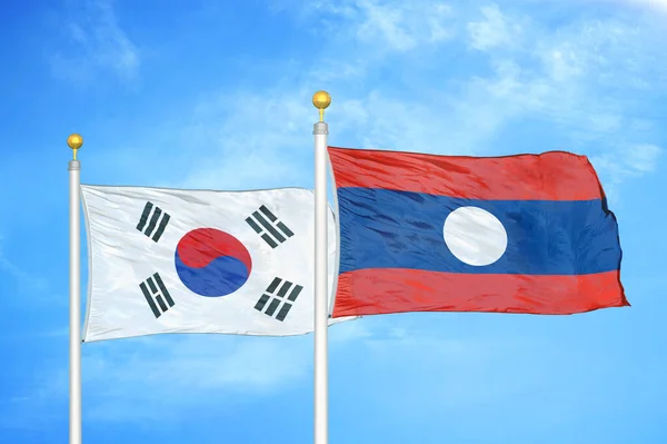 Corea Del Sud Laos Due Bandiere Pennoni Cielo Azzurro Nuvoloso — Foto Stock