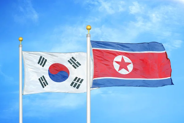 Corea Del Sud Corea Del Nord Due Bandiere Pennoni Cielo — Foto Stock