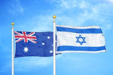 Avustralya ve İsrail bayrak direkleri ve mavi bulutlu arka planda iki bayrak