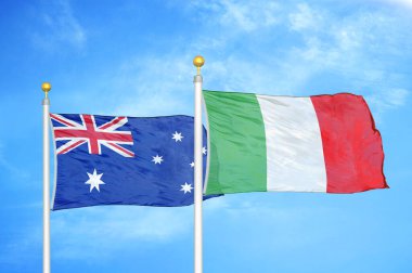 Avustralya ve İtalya bayrak direkleri ve mavi bulutlu arka planda iki bayrak