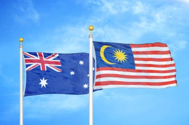 Avustralya ve Malezya bayrak direkleri ve mavi bulutlu arka planda iki bayrak