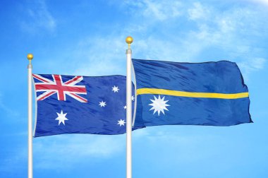 Avustralya ve Nauru bayrak direkleri ve mavi bulutlu arka planda iki bayrak