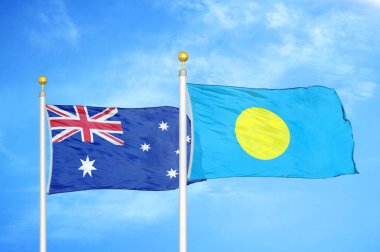 Avustralya ve Palau bayrak direkleri ve mavi bulutlu arka planda iki bayrak