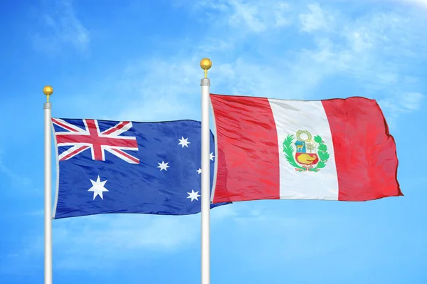Australia Perú Dos Banderas Sobre Asta Bandera Fondo Azul Cielo — Foto de Stock