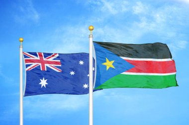 Avustralya ve Güney Sudan bayrak direkleri üzerinde iki bayrak ve mavi bulutlu arka plan