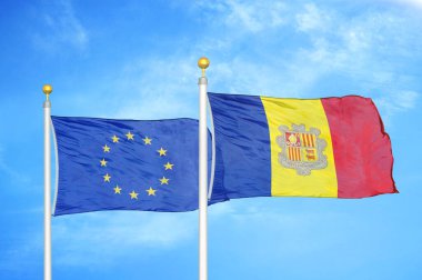 Avrupa Birliği ve Andorra bayrak direkleri ve mavi bulutlu arka planda iki bayrak