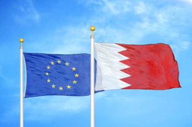 Avrupa Birliği ve Bahreyn bayrak direkleri üzerinde iki bayrak ve mavi bulutlu arka plan
